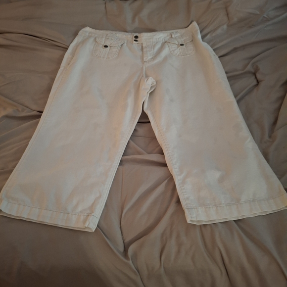 Hydraulic Women's Cream Capris Pants - Picture 3 of 10